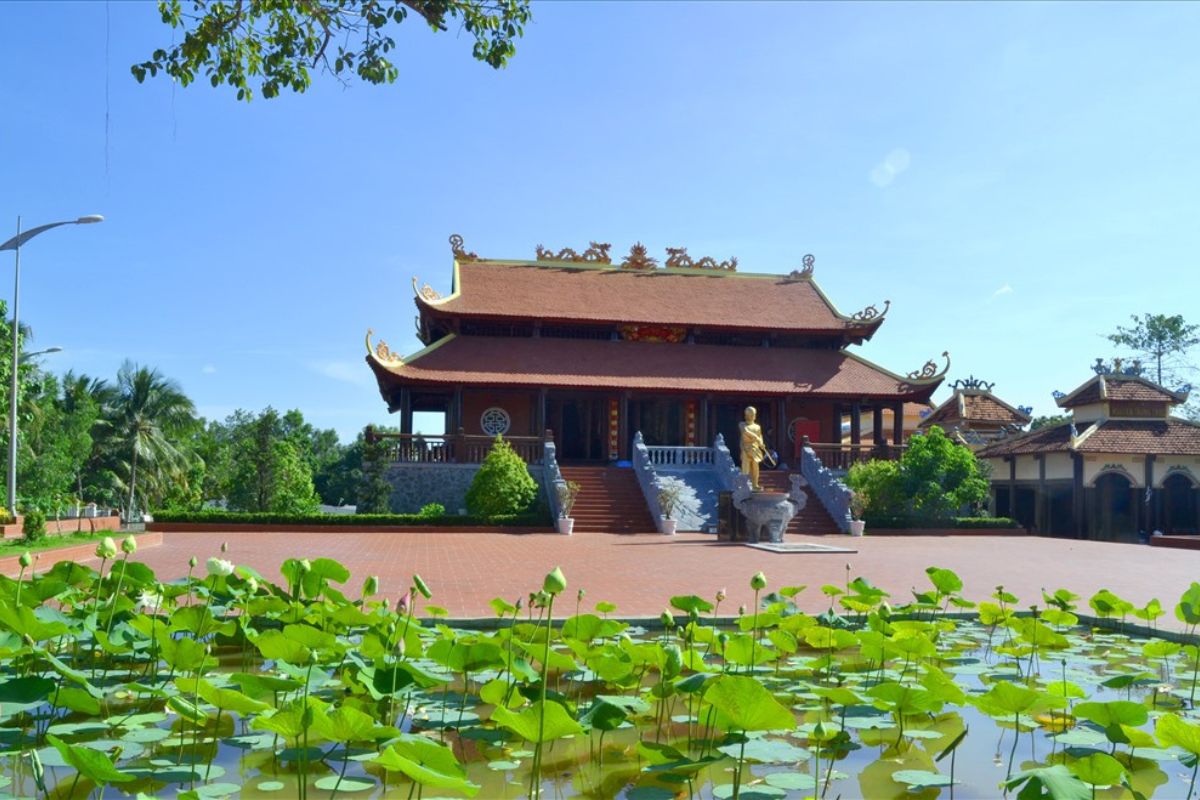 ao sen bên trong đền ông Nguyễn
