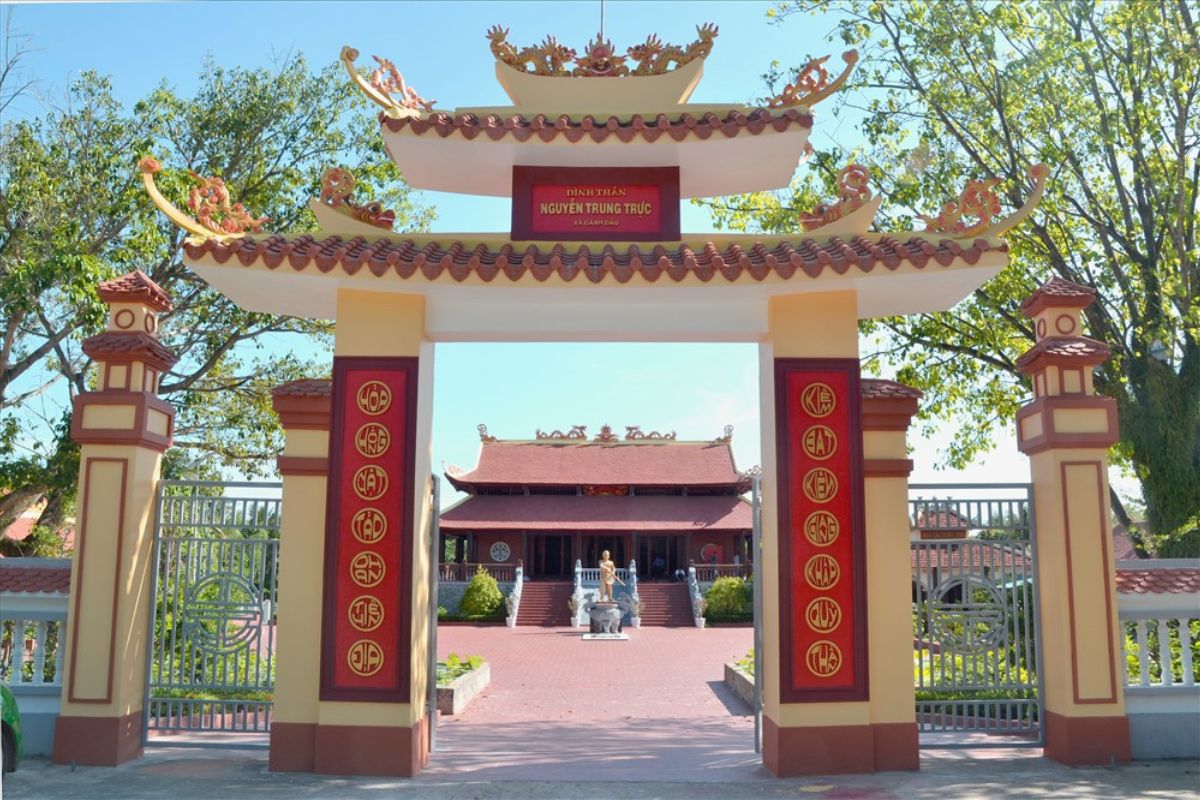cổng vào đền ông Nguyễn Gành Dầu