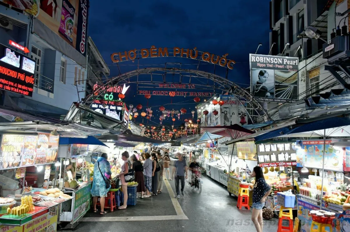 Bustling street food stalls displaying fresh seafood at Duong Dong Night Market in Phu Quoc