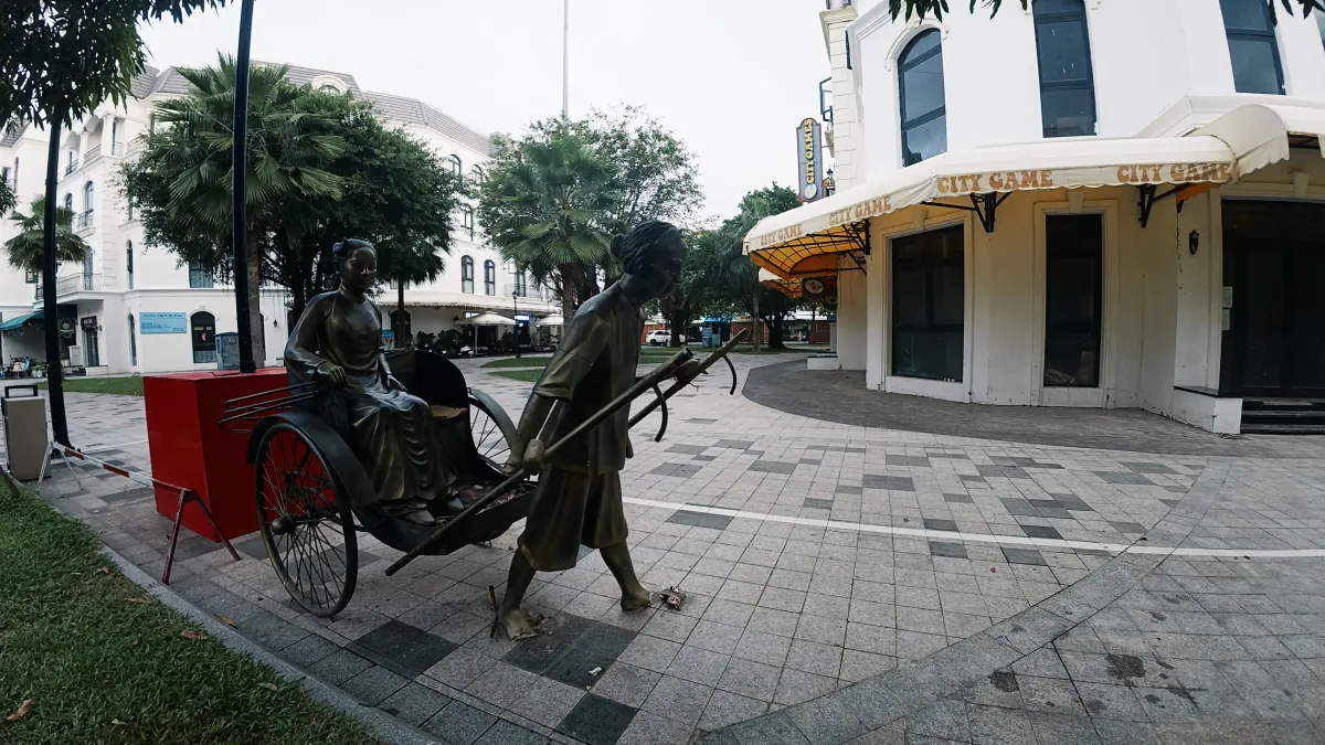 Grand World Rickshaw puller statue